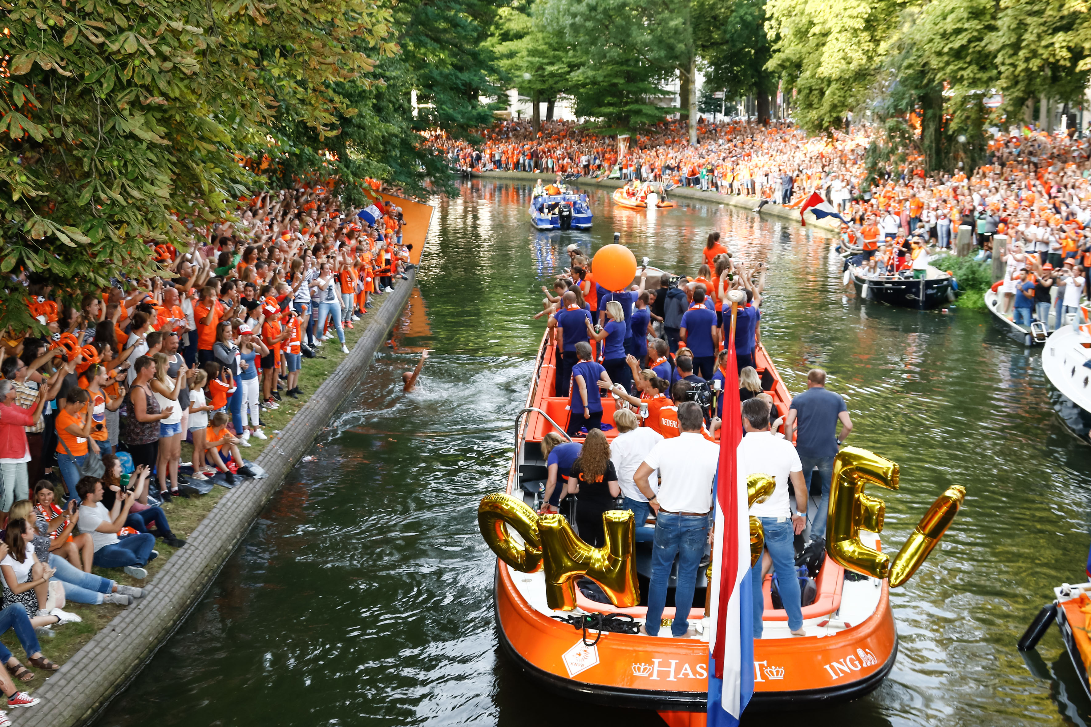 UTRECHT, 07-08-2017 , EK Vrouwenvoetbal 2017 , Women's Euro 2017 , Huldiging Oranje vrouwen, park Lepelenburg, Aankomst van de oranjeleeuwinnen met de boot