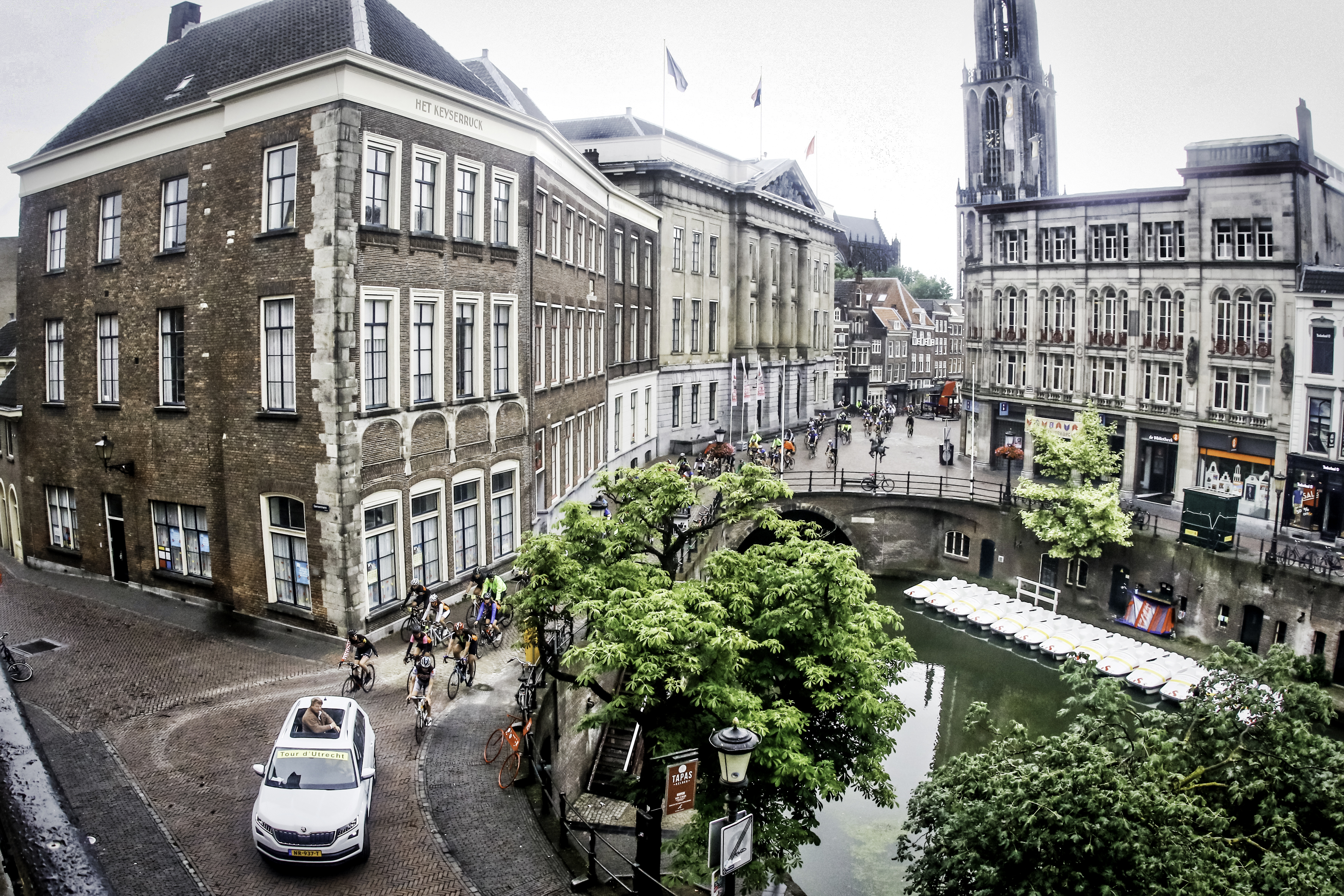 UTRECHT, 02-07-2017,Tour d'Utrecht, Peloton, komt langs het stadhuis, zicht vanaf de Winkel van Sinkel.